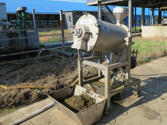 牛糞污水過(guò)濾現(xiàn)場(chǎng)