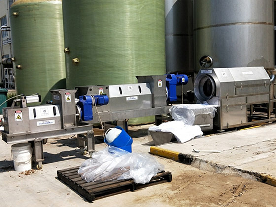 果膠過濾擠壓現(xiàn)場