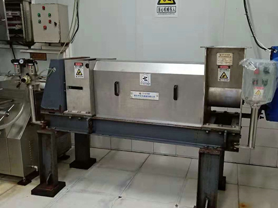 酒糟螺旋擠壓脫水機現(xiàn)場